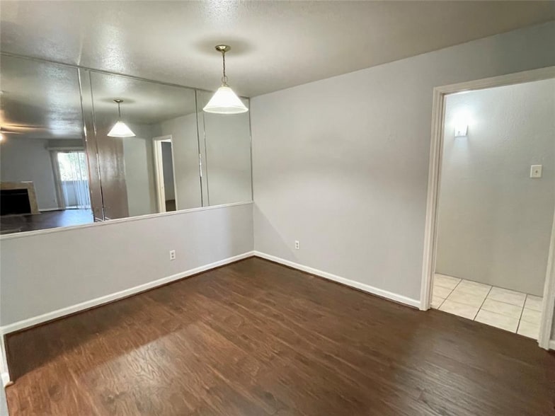 Building Photo - 9797 Leawood Blvd