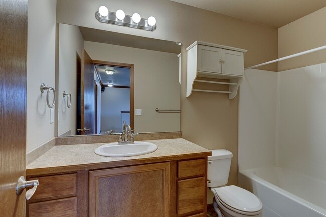 Building Photo - 3 Bedroom, 2.5 Bath Island Place Townhome