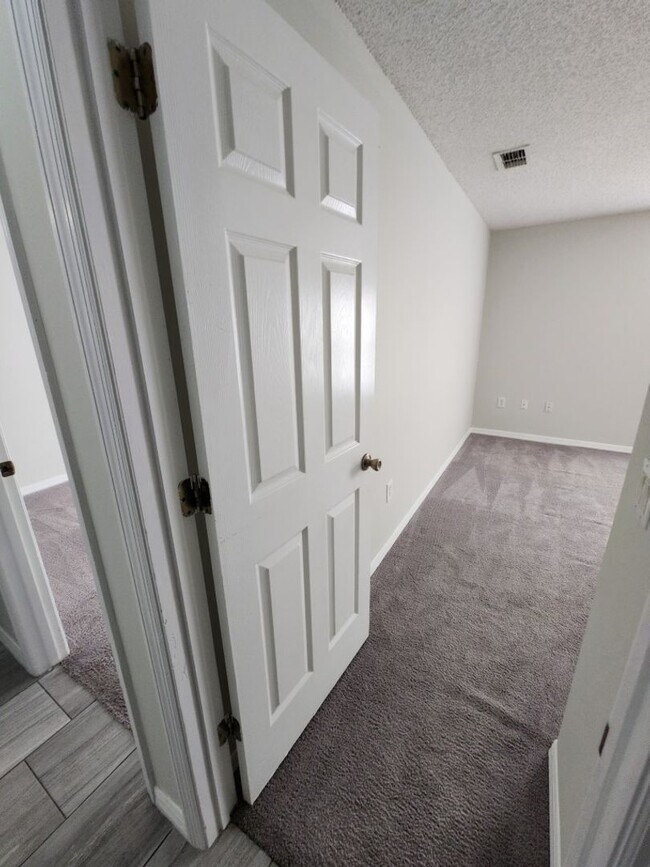 Building Photo - 4/2 Contemporary Style house