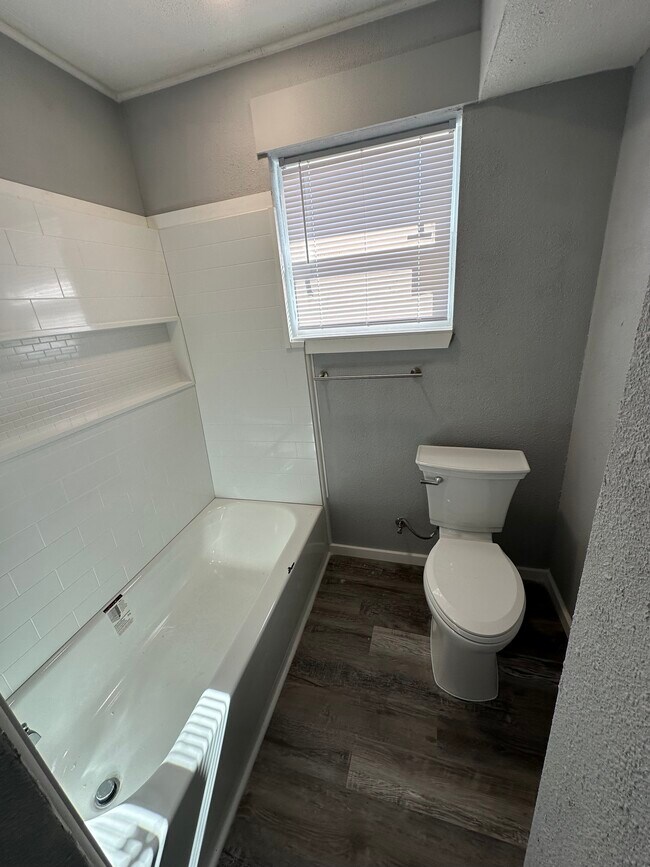 Building Photo - 500 College St