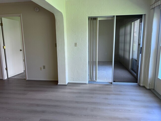 Building Photo - New Listing!