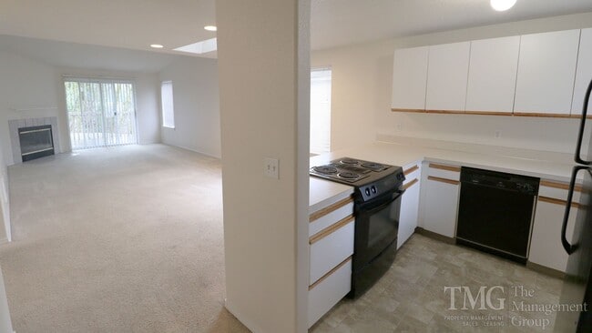 Building Photo - Roomy One Level 2 Bdrm Duplex w/ Open Floo...