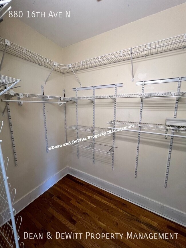 Building Photo - 880 16th Ave N