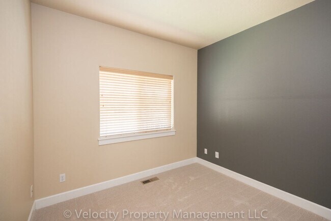 Building Photo - Beautiful home on a private cut-de-sac!