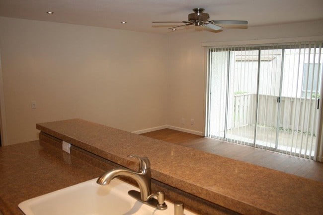 Building Photo - 2845 S Fairview St