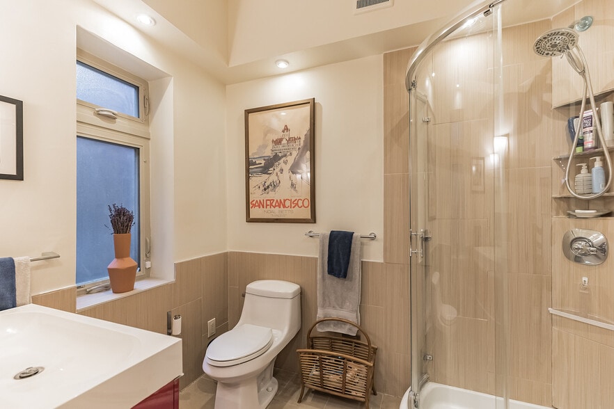 Full bath - 807 E Passyunk Ave