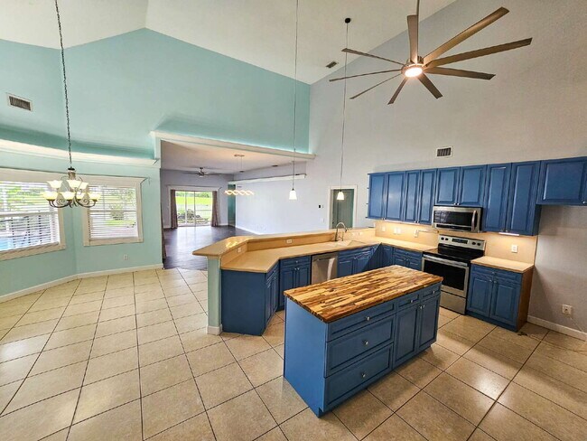 Building Photo - Waterfront Pool Home in Desirable Sunset Lakes