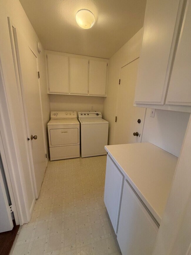 Building Photo - 4 Bedroom | 3 Bathroom | Home in Roseville