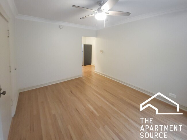 Building Photo - 5951 N Paulina St