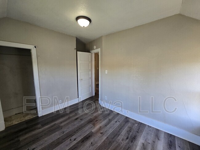 Building Photo - 437 1/2 Riehl Street