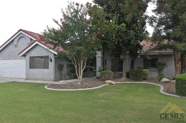 Primary Photo - Spacious 4 Bedroom / 2 Bathroom House in T...