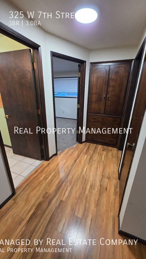 Building Photo - 325 W 7th St