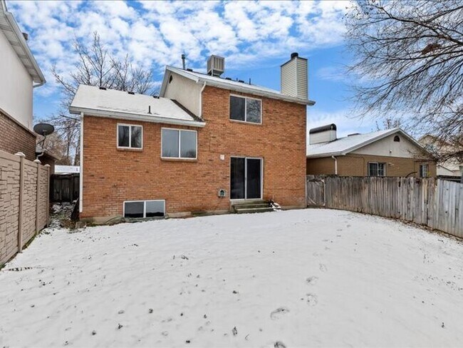 Building Photo - Salt Lake 3 bed 2 bath Family home