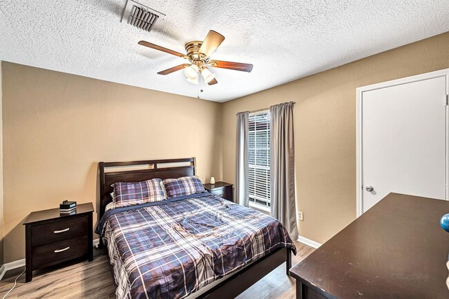 Building Photo - 722 Pickford Dr