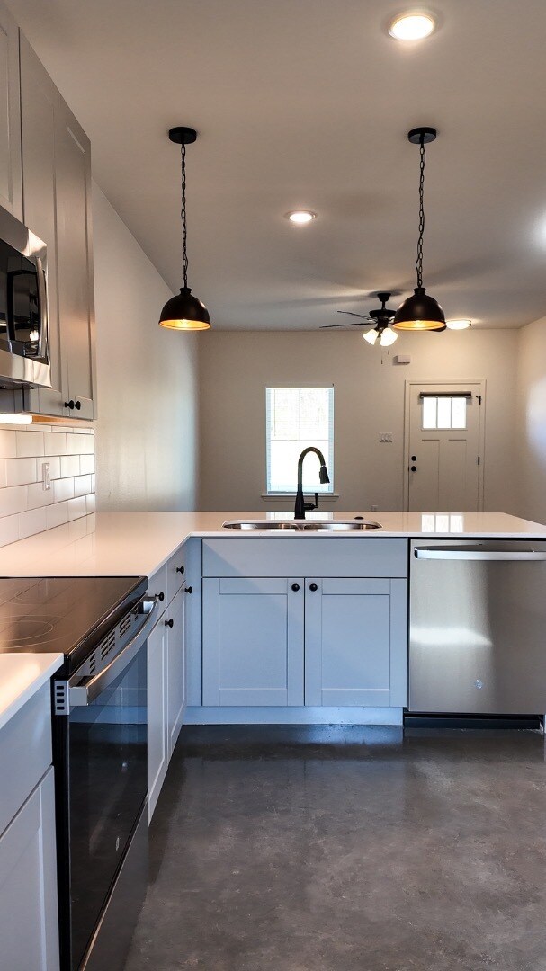 Building Photo - 1728 Rosemary Dr