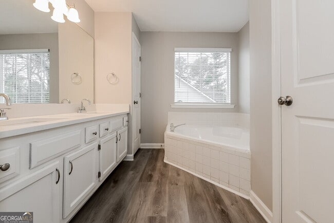 Building Photo - 2092 Wedgewood Dr