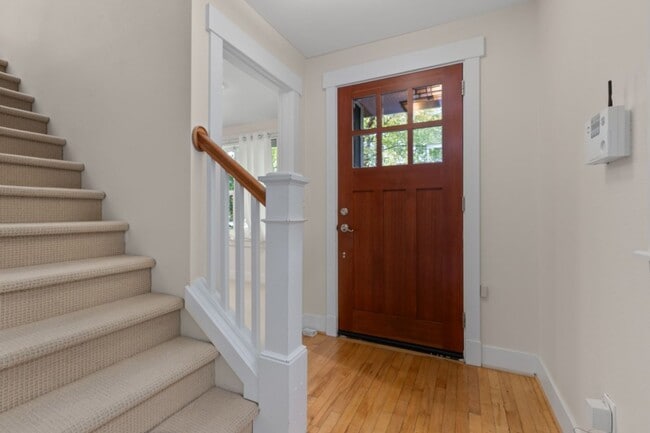 Building Photo - 2bd/1.75Ba Seattle Townhouse