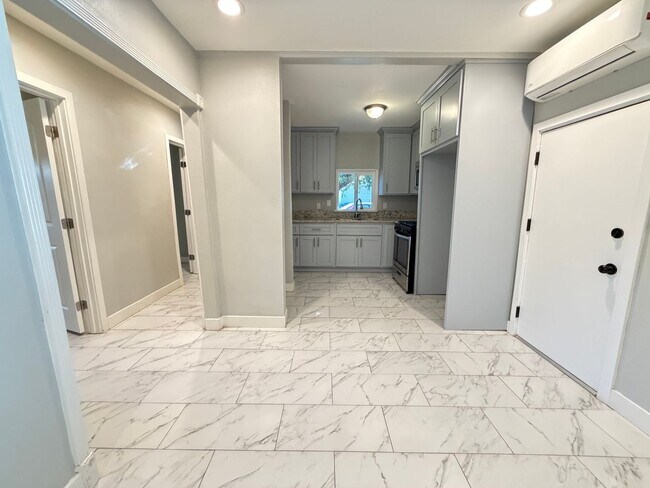 Building Photo - Beautifully updated 1 bed 1 bath in Thousand Oaks! All utilities included