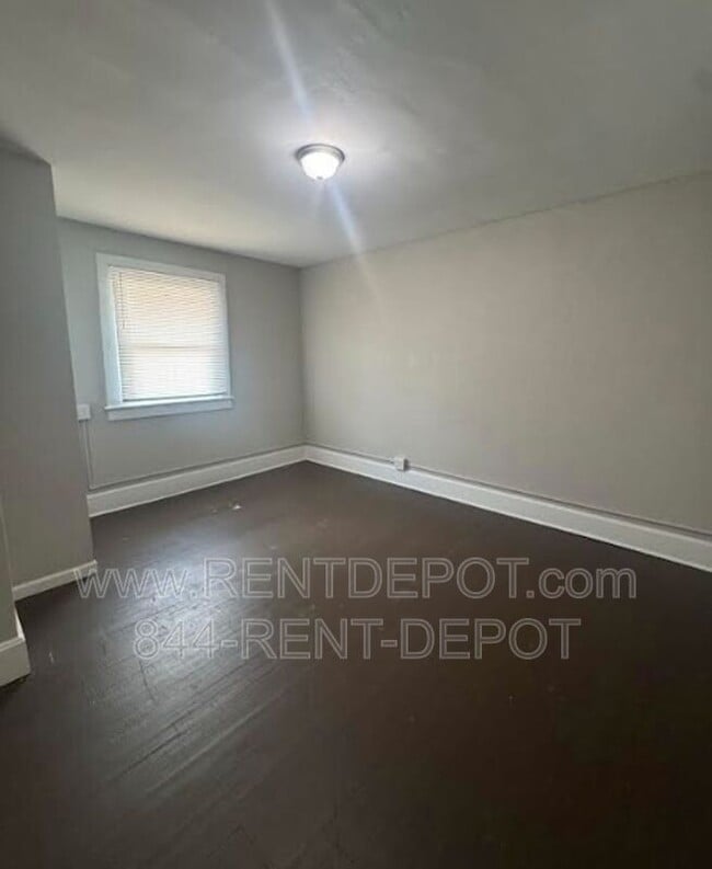 Building Photo - 805-805 Hess Ave