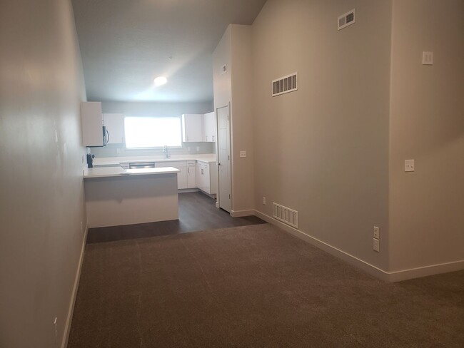 Building Photo - New 2 Bed 1 Bath in Orem!!