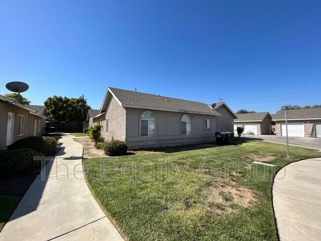 Primary Photo - 2421 W Sunnyside Ave