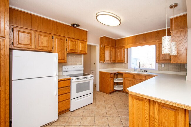 Building Photo - 206 5th Ave E