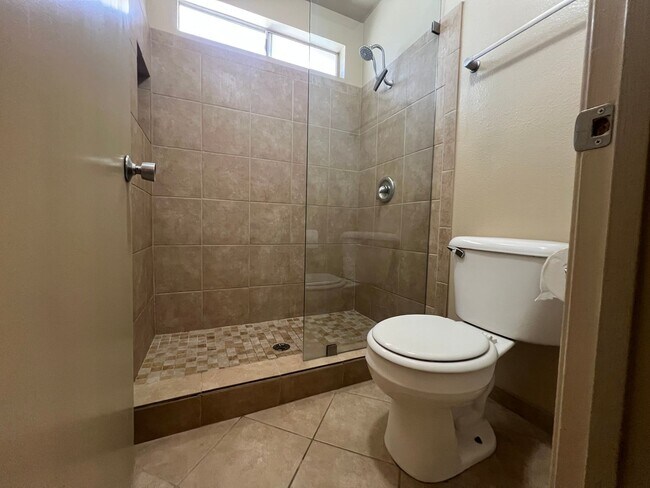 Building Photo - AVAILABLE NOW! 3 Bedroom 2 Bathroom POOL H...