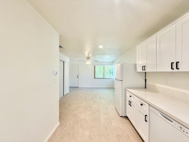 Building Photo - AVAILABLE NOW!! Studio Apartment in Palm Springs!