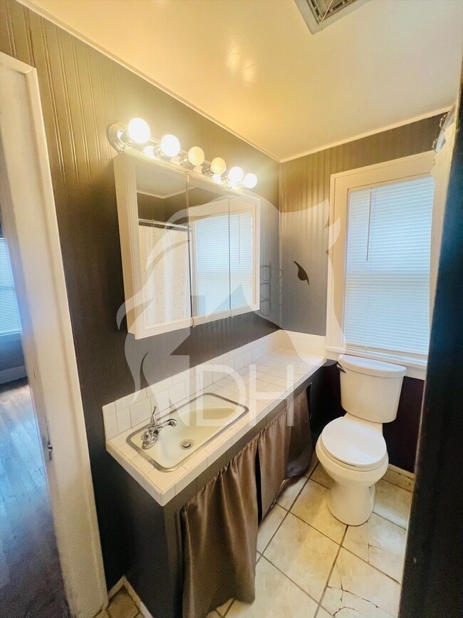Building Photo - "Charming 2-Bed Gem in Enid's Heart!"