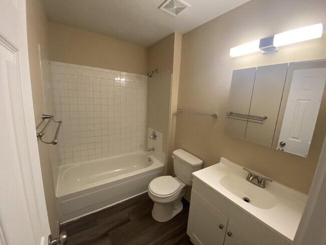 Building Photo - "Charming 2-Bedroom Retreat in Colorado Sp...