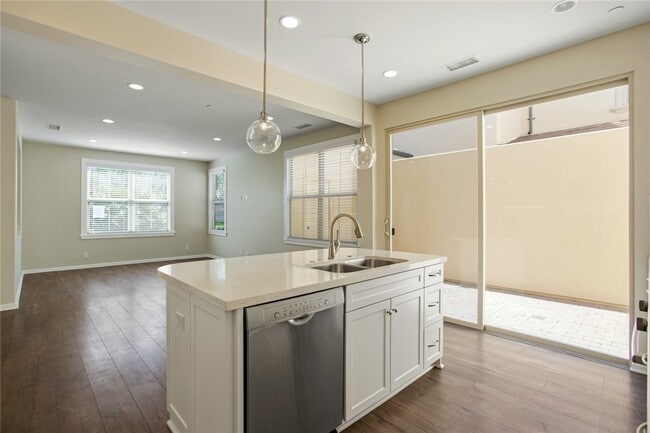 Building Photo - 55 Jade Flower