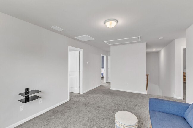 Building Photo - Spacious 3-Bedroom Home for Rent in Knight...