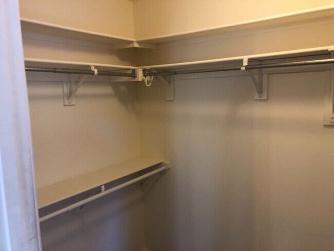 Building Photo - 327 Autumn Dr