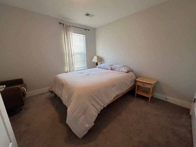 Building Photo - 2028 Gracious Dr