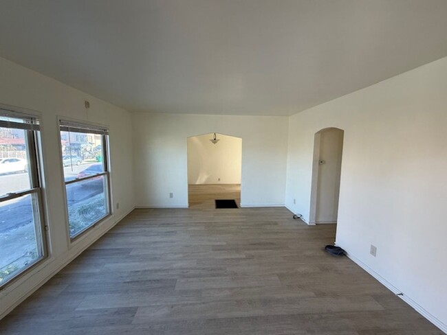 Building Photo - Updated 1-Bedroom Duplex with Lovely Priva...