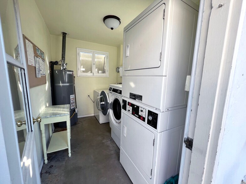 Shared laundry room. Free to residents, no coins. - 1327 N Central Ave