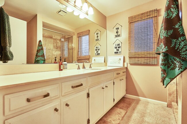 Building Photo - 4804 La Villa Marina