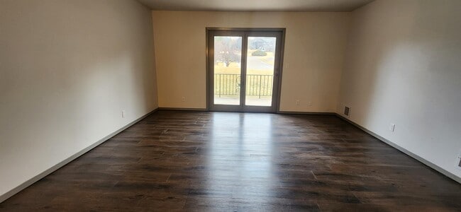Building Photo - 3945 Fairway Hills Dr