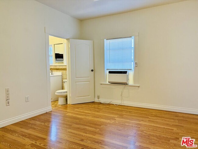 Building Photo - 2130 W 29th Pl