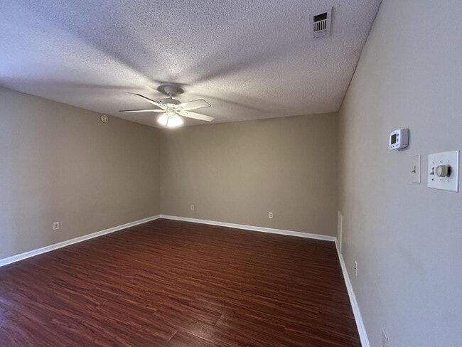 Building Photo - 2 Bed / 2.5 Bath Townhome in Willow Run