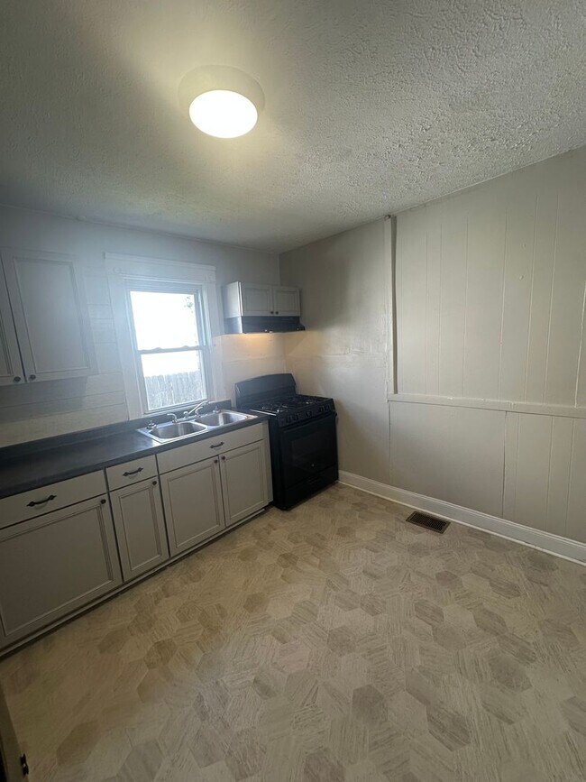 Building Photo - Spacious 3-Bedroom Home with Basement – Av...