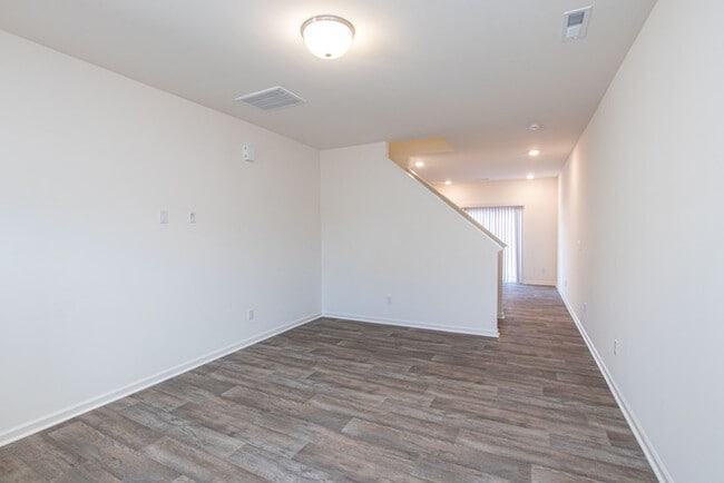 Building Photo - 3 br 2.5 ba townhome with 1 car garage Rea...