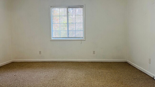 Building Photo - Charming Cottage Style 4 bedroom, 2 bathroom home in Lagrange! Must See!