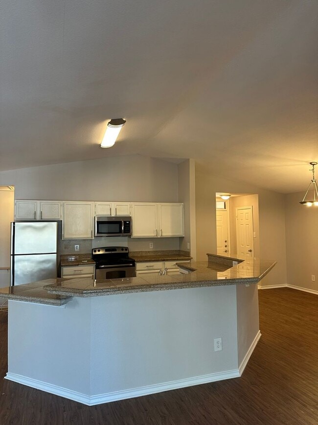 Building Photo - Pointe 360 @ 222 Condominiums - Huge 2 bedroom w attached Garage -  $1295 Rent w Credit - Pool