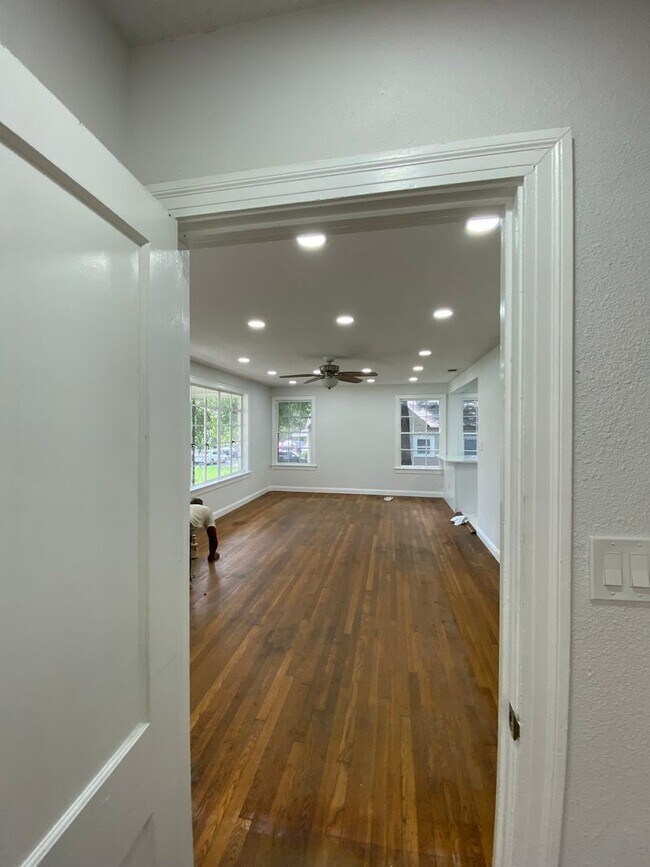 Building Photo - UT PRE LEASE: Charming 3 bed / 2 bath Hous...