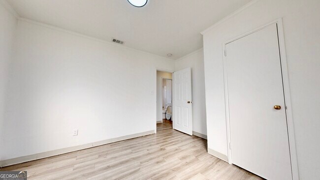 Building Photo - 526 Ware St