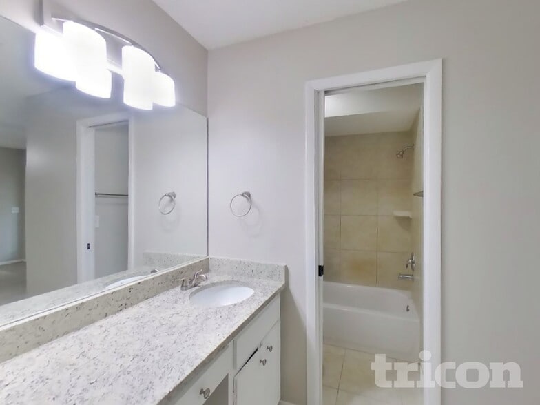 Building Photo - 4963 Beige St