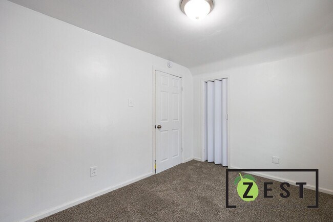 Building Photo - OPEN HOUSE- 12/23! 4PM-4:30PM! Beautiful 3 BED 1 BATH!