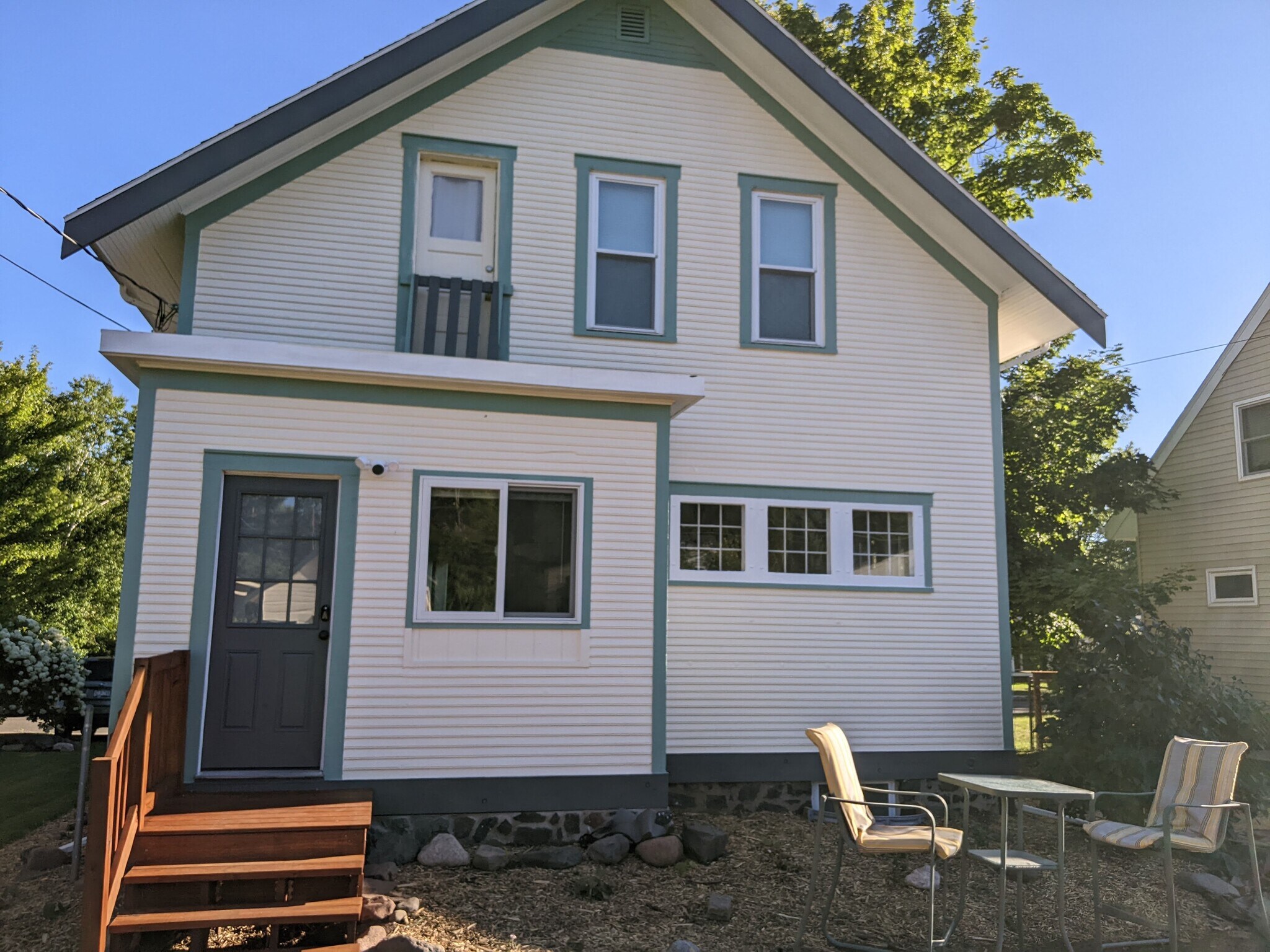 Back of house with seating area - 4419 Cooke St