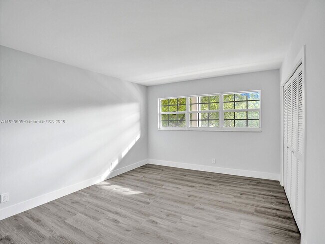 Building Photo - 605 Oaks Dr